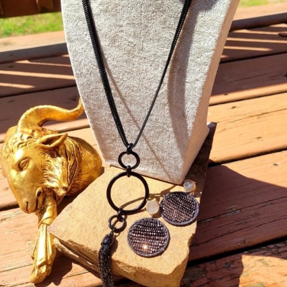 BLACK MESH TRIPLE CIRCLE SHIMMER TASSEL PENDANT NECKLACE